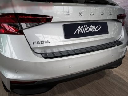 Práh pátých dveří s výstupky, černý lesklý „klavírlak“, Fabia IV. Limousine 2021–›